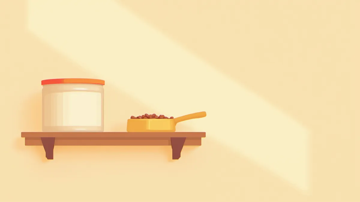 선반 위에 올려진 밀폐 사료 용기와 스쿱